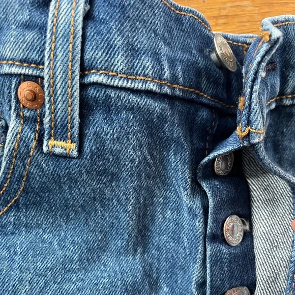 Levi’s premium ribcage denim shorts - Picture 5 of 8